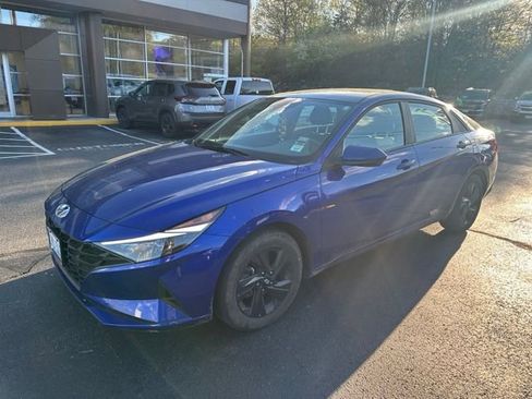Used 2023 Hyundai Elantra SEL w/ Cargo Package FWD image 3