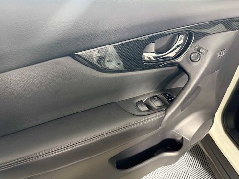 Used 2017 Nissan Rogue SL w/ SL Premium Package image 16