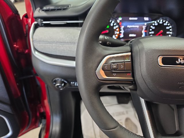 Used 2025 Jeep Compass Latitude AWD/4WD image 18