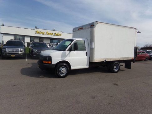 Used 2009 Chevrolet Express 3500 3500 2dr Commercial/Cutaway/Ch image 1