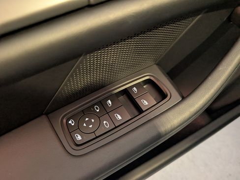 Used 2025 Porsche Taycan image 30