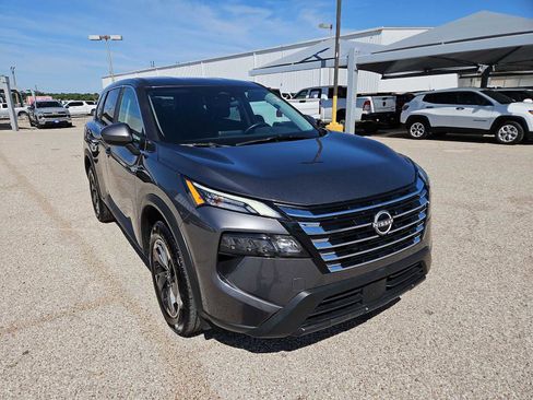 Used 2025 Nissan Rogue SV FWD image 2