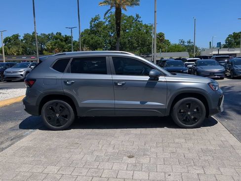 New 2026 Volkswagen Taos SE FWD image 3