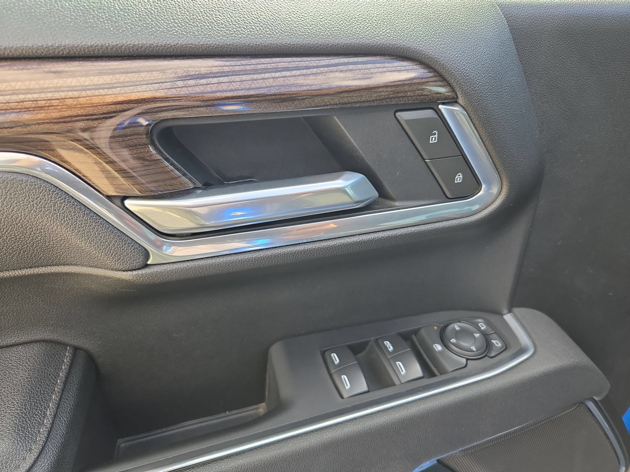 Used 2025 Chevrolet Silverado 1500 LT AWD/4WD image 12