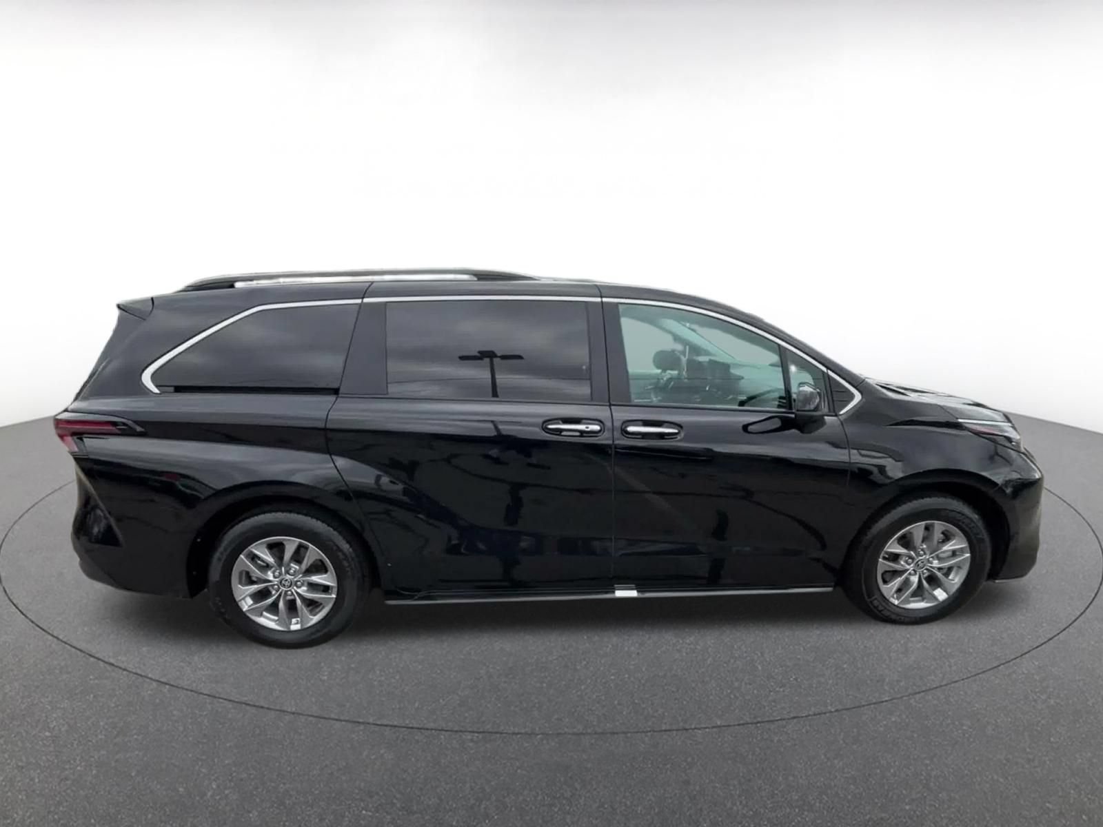 Used 2025 Toyota Sienna XLE FWD image 15