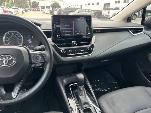 Used 2022 Toyota Corolla LE image 17