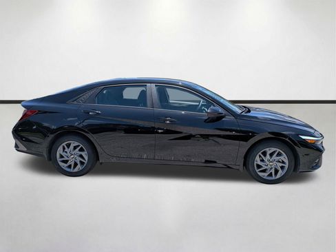 Used 2024 Hyundai Elantra SEL FWD image 3