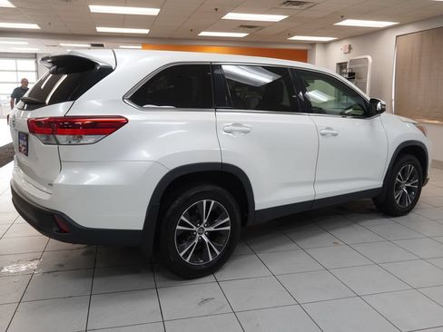 Used 2019 Toyota Highlander LE AWD/4WD image 11