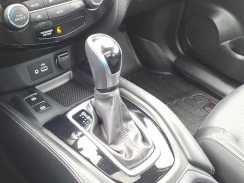 Used 2020 Nissan Rogue SL w/ Premium Package image 16