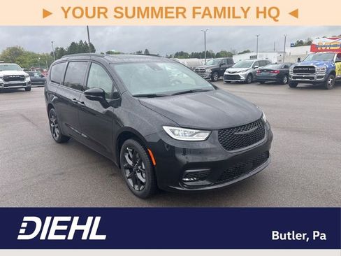 New 2026 Chrysler Pacifica Limited w/ S Appearance Package AWD/4WD image 1