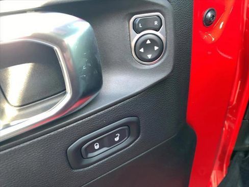 Used 2025 Jeep Wrangler Sahara image 11