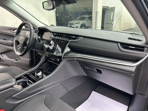 Used 2022 Jeep Grand Cherokee Laredo w/ Luxury Tech Group I image 23