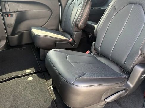 New 2027 Chrysler Pacifica Select FWD image 11