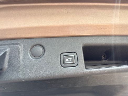 Used 2019 Chevrolet Equinox Premier FWD image 16