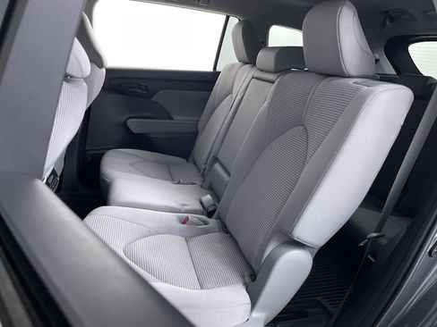 Used 2023 Toyota Highlander L image 19