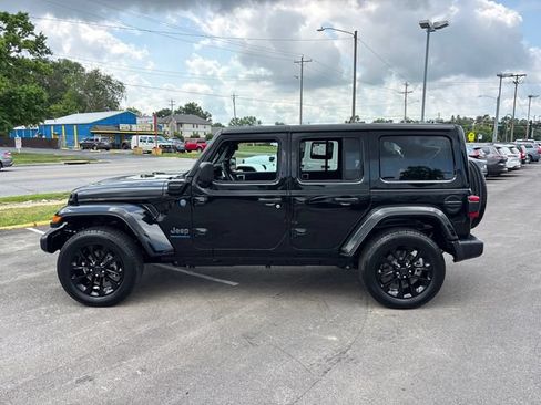 Used 2025 Jeep Wrangler Unlimited Sahara w/ Safety Group AWD/4WD image 3