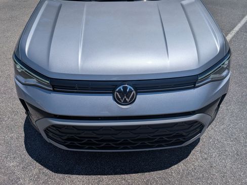 Used 2025 Volkswagen Taos SE w/ Panoramic Sunroof Package FWD image 12