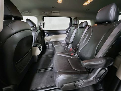 Used 2025 Kia Carnival FWD image 27