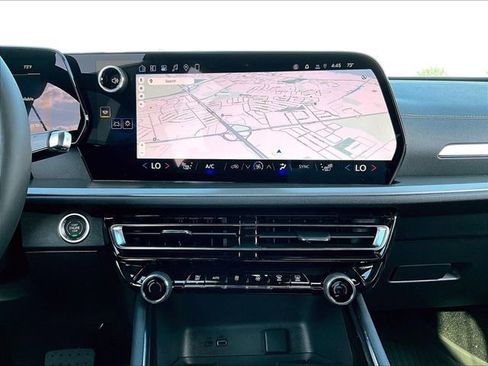 New 2026 Chevrolet Traverse LT w/ Sun and Wheel Package AWD/4WD image 12