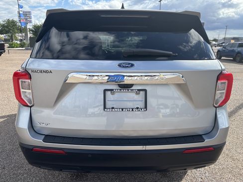Certified 2023 Ford Explorer XLT image 3