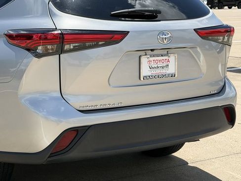 Used 2023 Toyota Highlander XLE FWD image 6