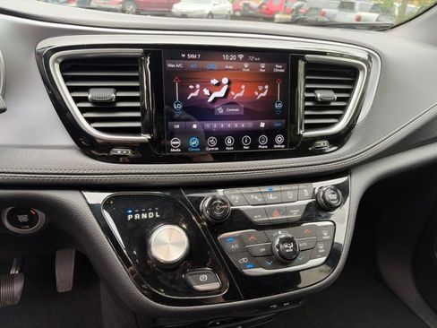 Used 2020 Chrysler Pacifica Limited w/ Advanced Safetytec Group FWD image 18