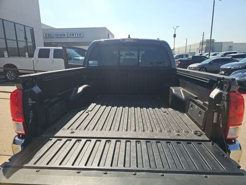 Used 2017 Toyota Tacoma SR5 w/ Tow Package RWD image 8