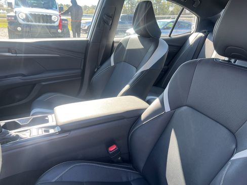 Used 2025 Toyota Camry SE image 8