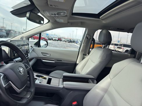 Used 2021 Toyota Sienna XLE image 24