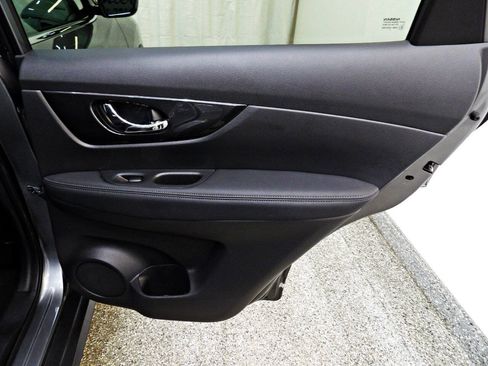 Used 2018 Nissan Rogue SV AWD/4WD image 12