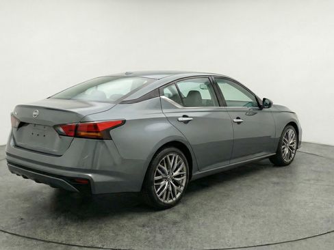 Used 2025 Nissan Altima 2.5 SV image 9