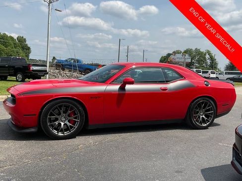 Used 2015 Dodge Challenger SRT image 4