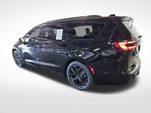 Used 2025 Chrysler Pacifica Limited FWD image 3