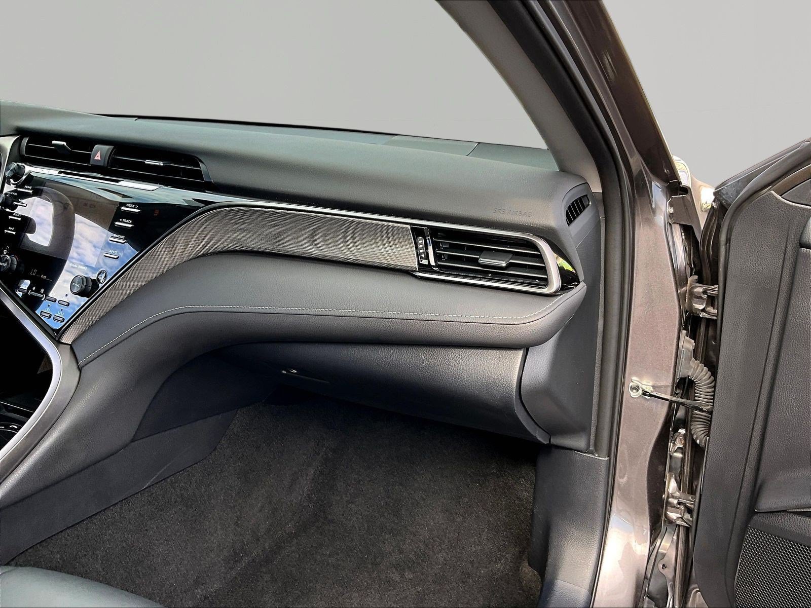 Used 2020 Toyota Camry SE w/ Sunroof Package FWD image 25