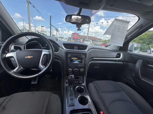 Used 2015 Chevrolet Traverse LT w/ Style and Technology Package FWD image 16