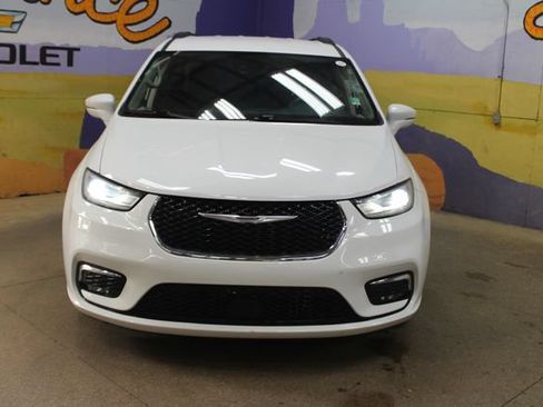 Used 2022 Chrysler Pacifica Touring-L FWD image 3
