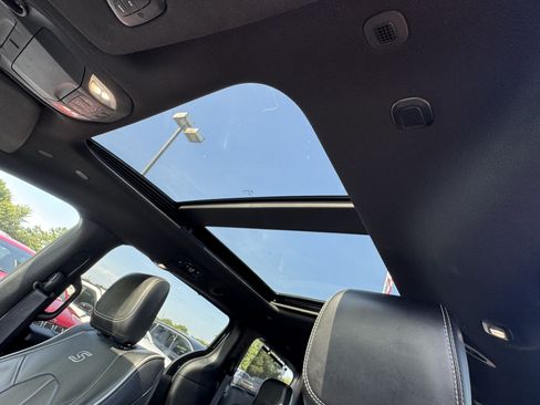 Used 2025 Chrysler Pacifica Limited FWD image 10