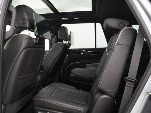 Used 2024 Cadillac Escalade Premium Luxury Platinum AWD/4WD image 15