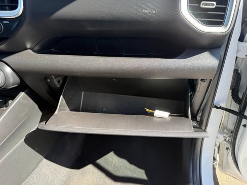 Used 2025 Hyundai Venue SEL FWD image 29