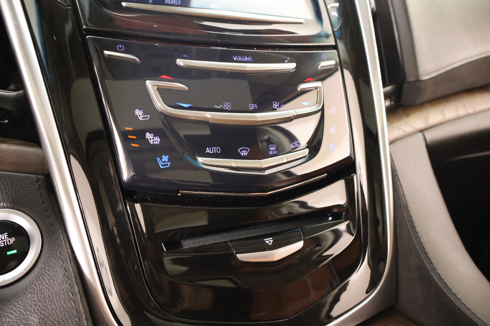 Used 2020 Cadillac Escalade Premium Luxury AWD/4WD image 8