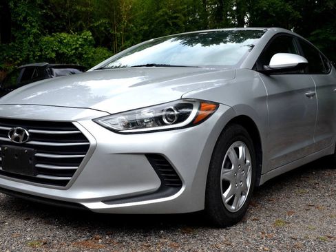 Used 2018 Hyundai Elantra SE FWD image 2