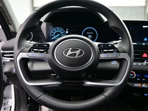 Certified 2025 Hyundai Elantra Limited image 24