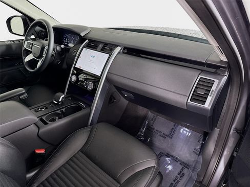 Certified 2024 Land Rover Discovery S AWD/4WD image 31