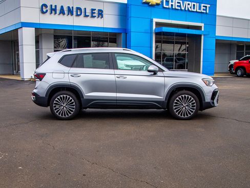 Used 2025 Volkswagen Taos SE image 8