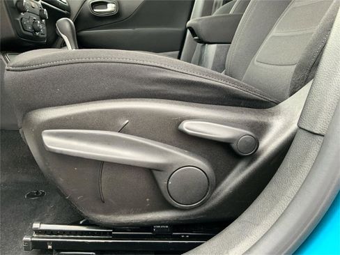 Used 2020 Jeep Renegade Latitude image 19