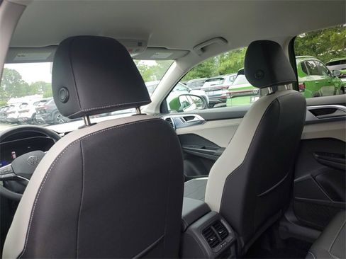 New 2025 Volkswagen Taos SE image 12