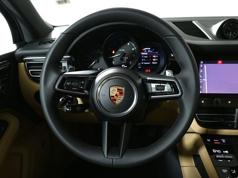Used 2026 Porsche Macan AWD/4WD image 18