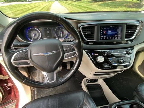 Used 2019 Chrysler Pacifica Touring-L FWD image 10