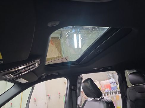 Used 2025 Jeep Grand Cherokee Altitude image 27