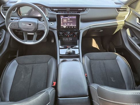 Used 2025 Jeep Grand Cherokee L Laredo RWD image 5